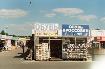 obliges — обязывать